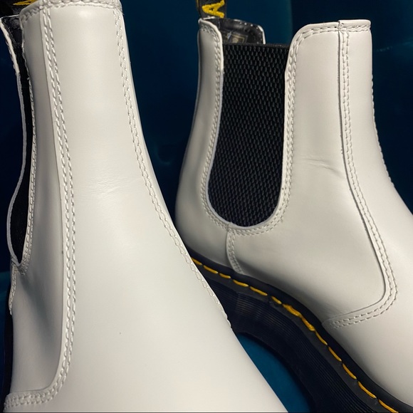 NIB Doc Martens white smooth leather platform 2976 quad chelsea boot - Picture 7 of 14